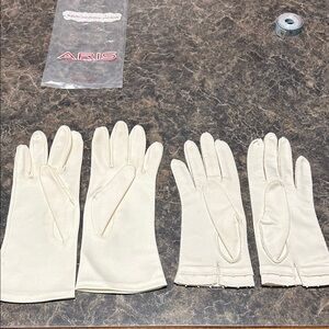 Aris - Vintage White Cotton Gloves. 2 pairs. Measurement in photos
